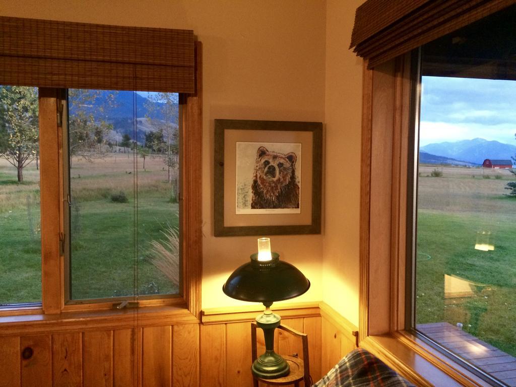 Pine Creek Cabin Livingston Montana Room photo